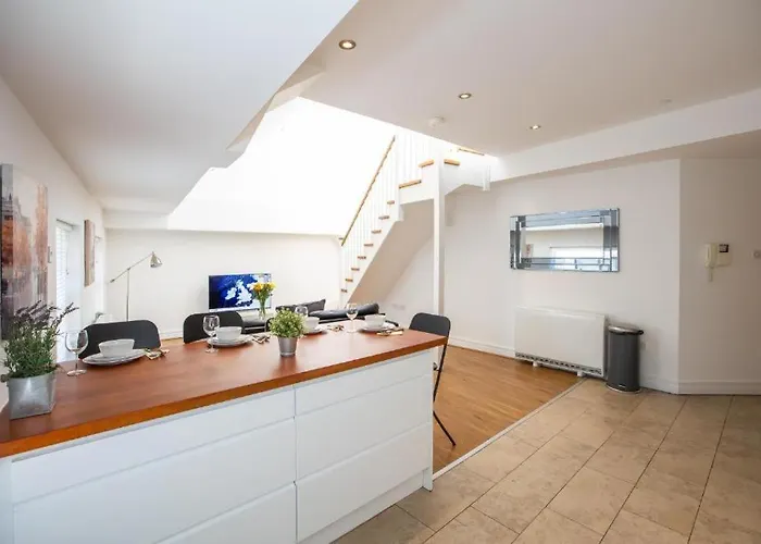 Grafton Street District Apartment *